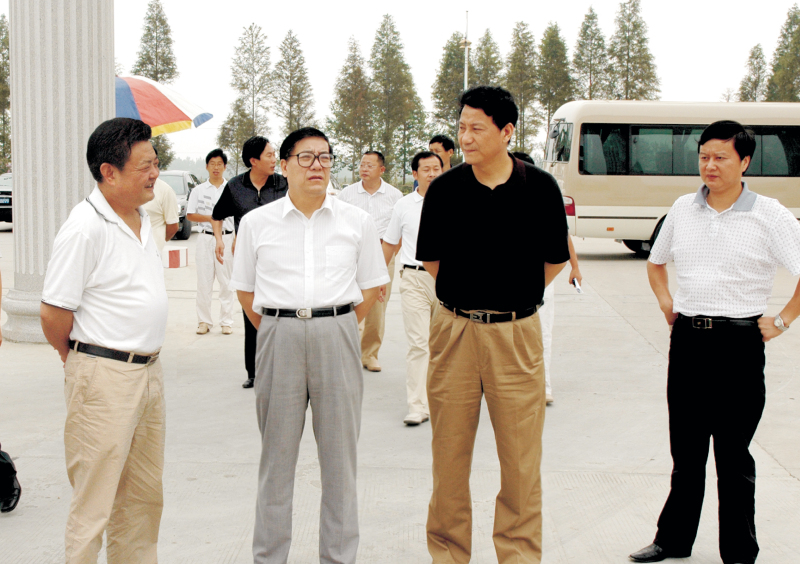  2006年9月1日，湖北省委常委、統(tǒng)戰(zhàn)部部長蘇曉云蒞臨我公司考察，張嗣義書記陪同